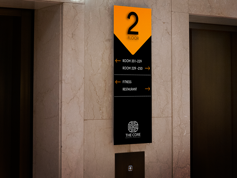 Pannello direzionale per hotel realizzato in plexiglass o alluminio composito