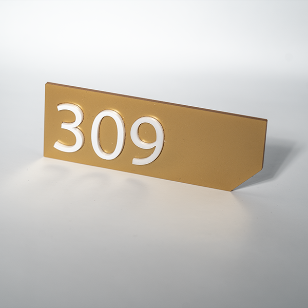 Targhetta segna numero camera realizzata in plexiglass