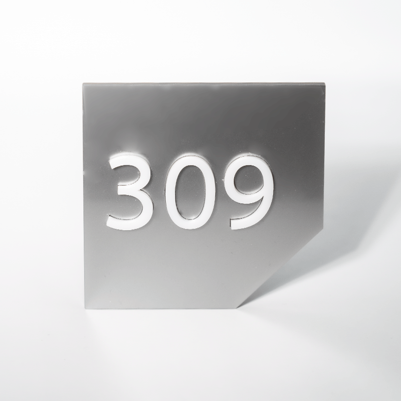 Targa numero camera grigia realizzata in plexiglass