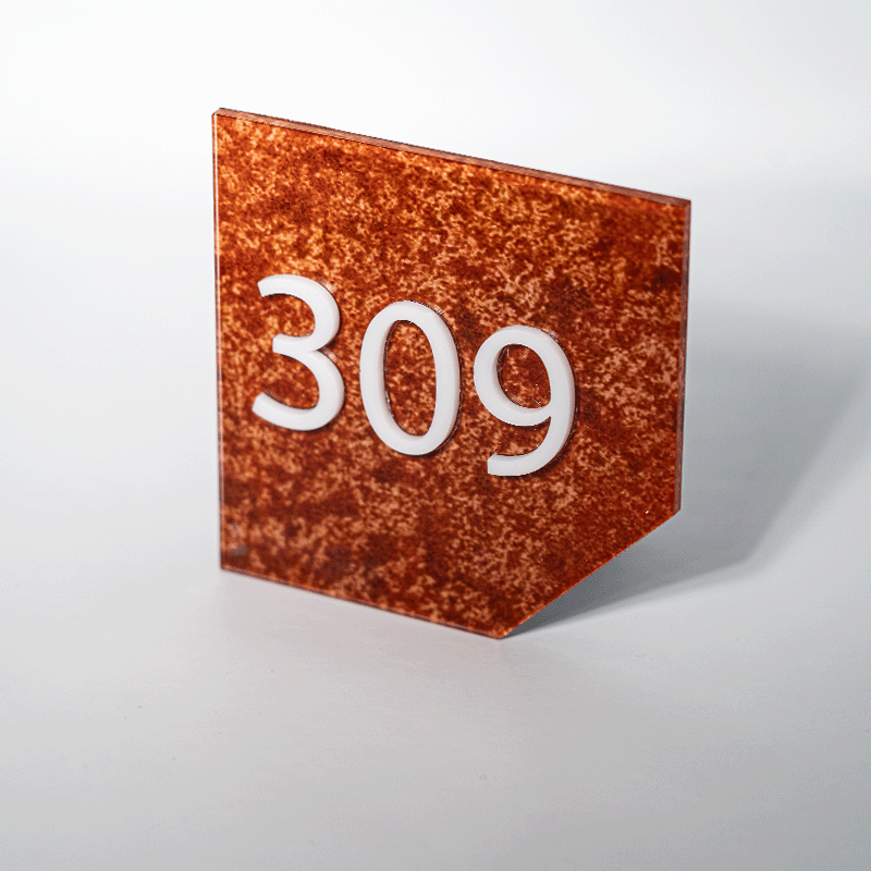 Targa numero camera corten in plexiglass