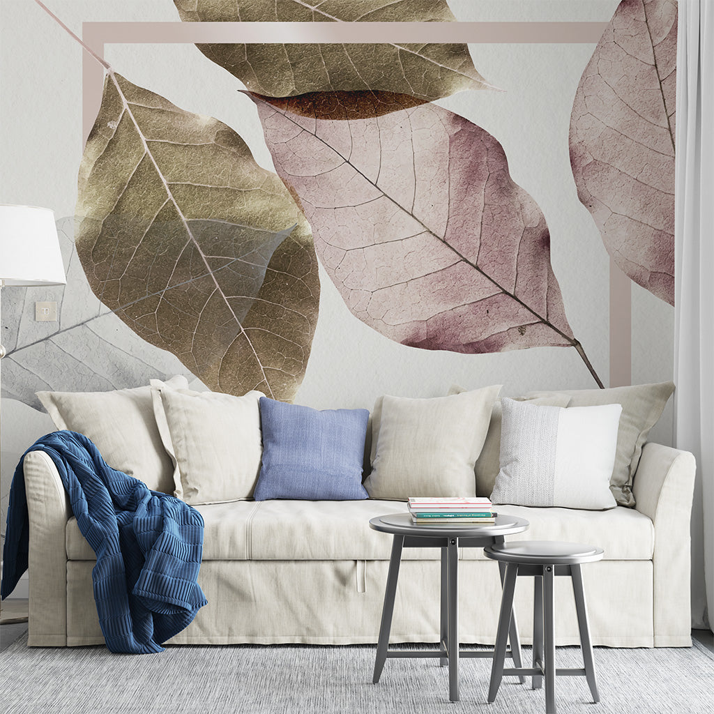 Parete decorata con carta da parati con foglie sullo sfondo