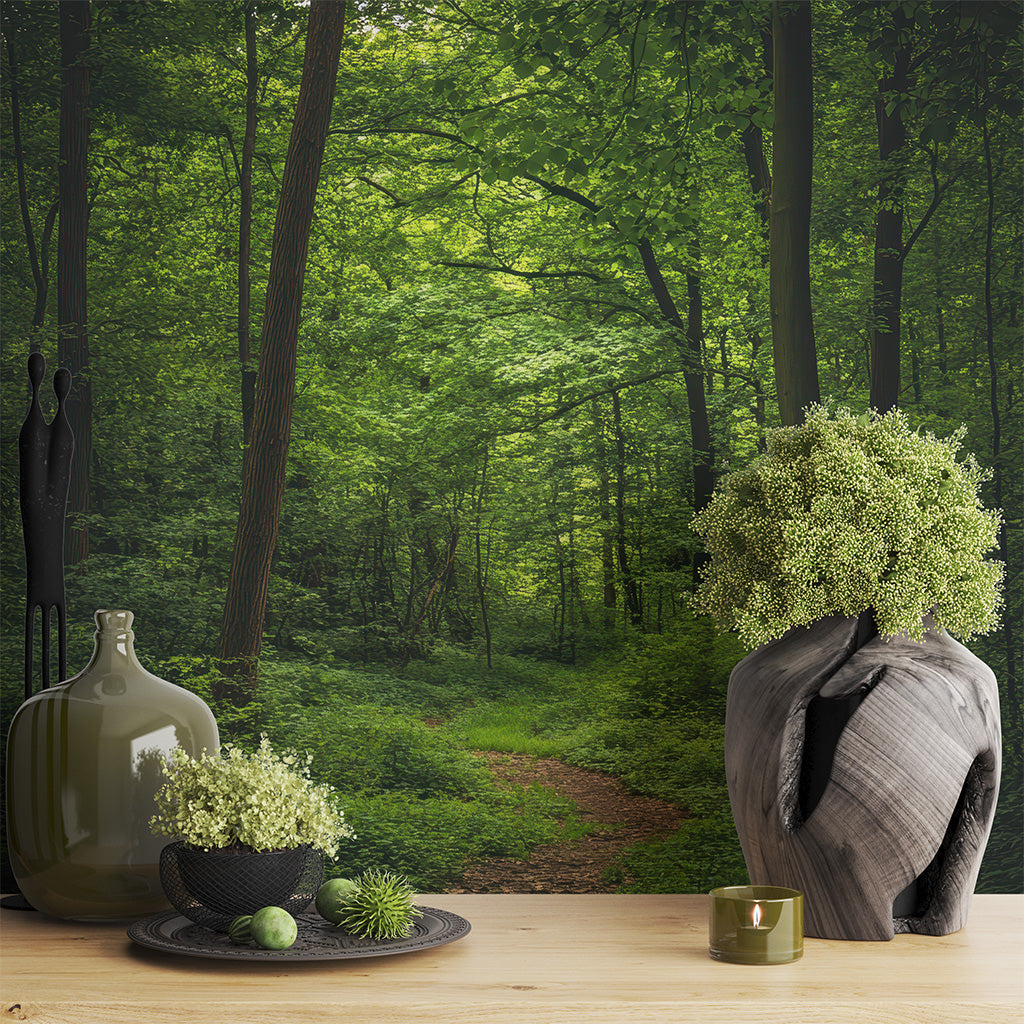Parete decorata con carta da parati con una foresta come sfondo