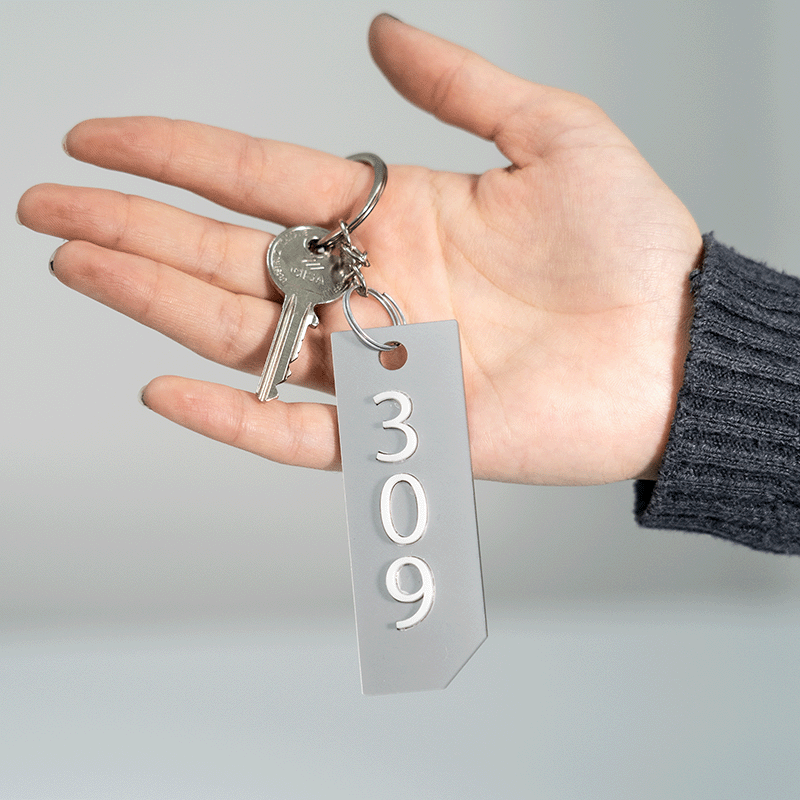 Portachiave argento con numero in rilievo bianco realizzato in plexiglass