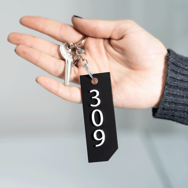 Portachiave nero numero camera in rilievo in plexiglass