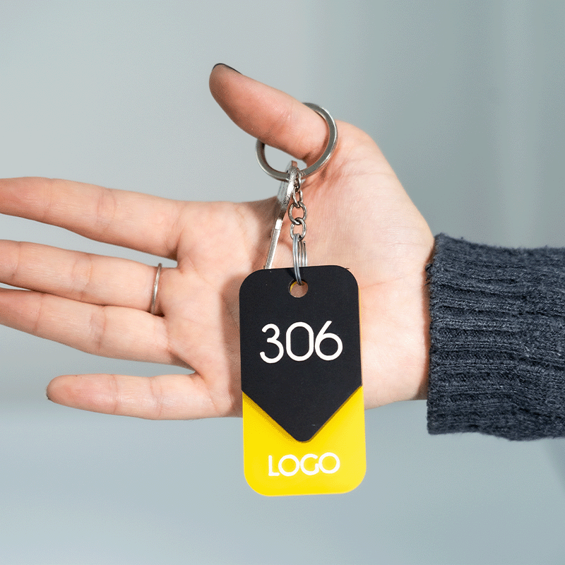 Portachiave giallo numero camera realizzato in plexiglass