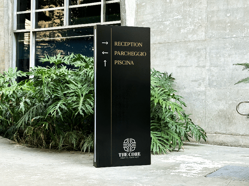 Totem segnaletico per hotel nero realizzato in plexiglass