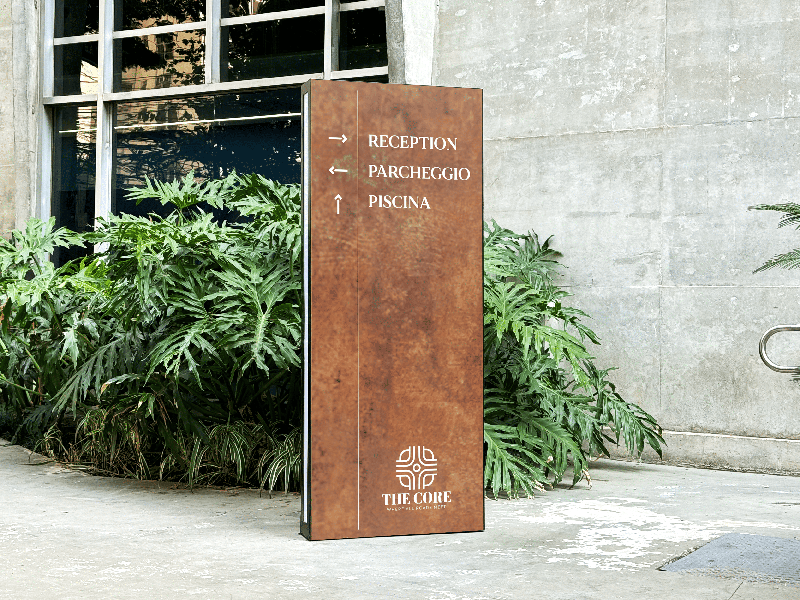 Totem segnaletico corten realizzato in plexiglass