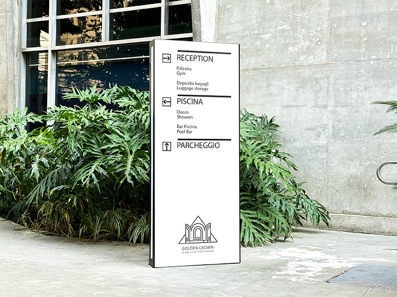 Totem seganletica per hotel realizzato in plexiglass