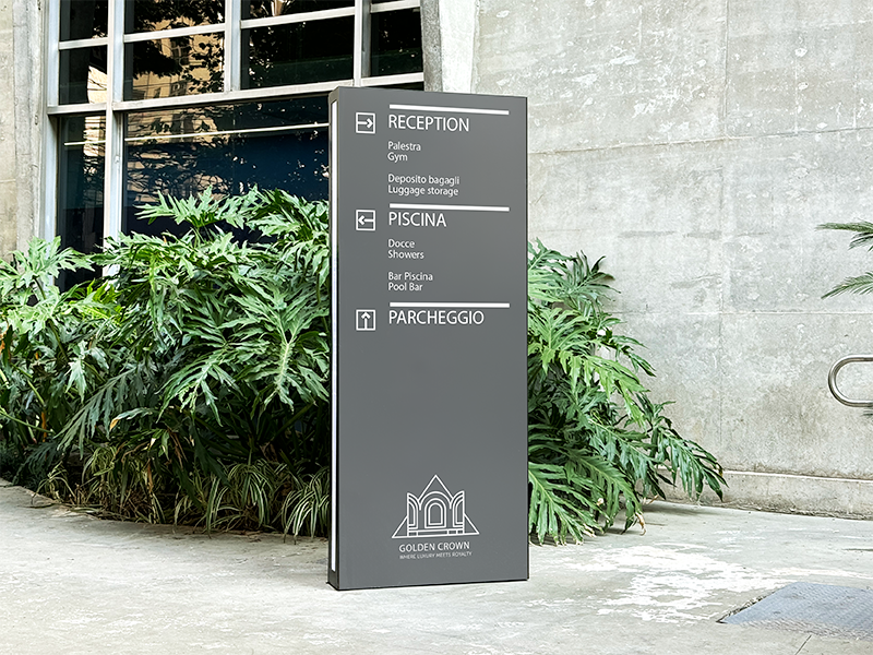 Totem seganletica per hotel realizzato in plexiglass