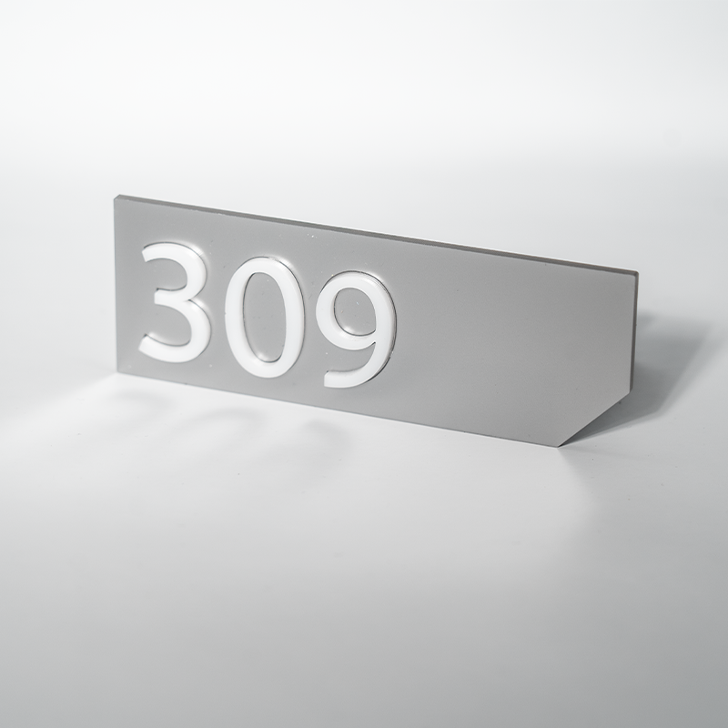 Targhetta numero camera Mercury argentate in plexiglass