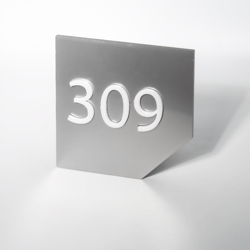 Targa argentata segna camere in plexiglass