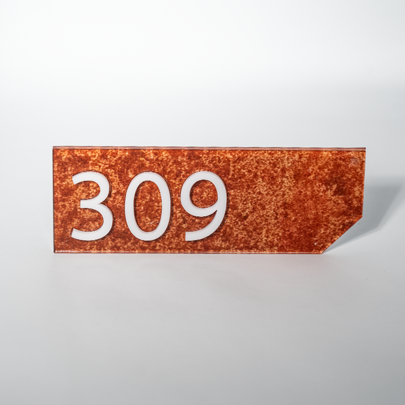 Targa segna camera realizzata in plexiglass corten