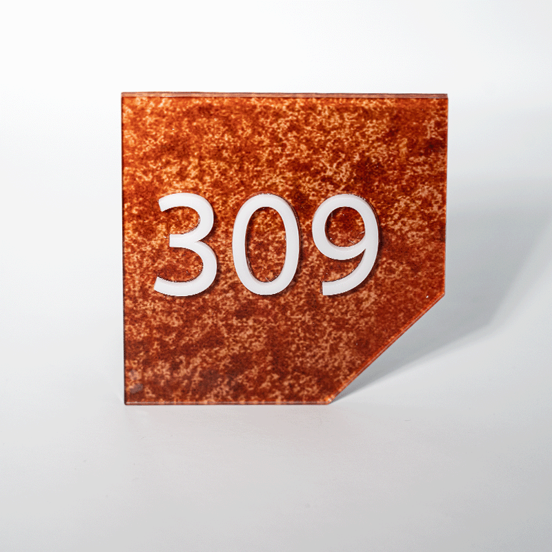 Targa numero camera realizzata in plexiglass corten