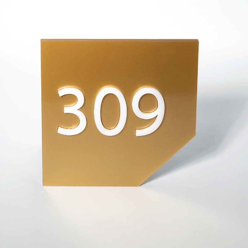 Targa segna camera dorata realizzata in plexiglass dorato