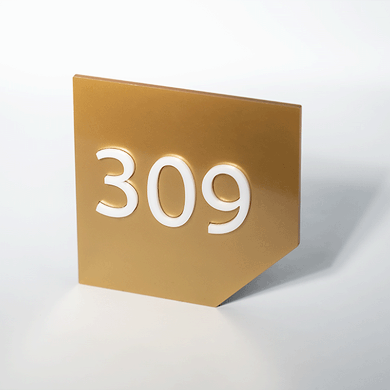Targa numero camera quadrata in plexiglass dorata