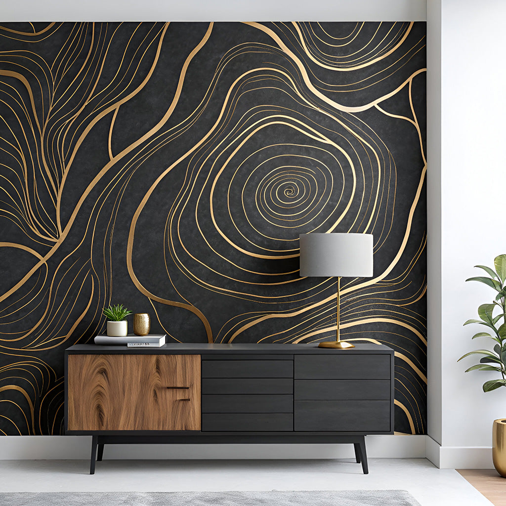 Parete decorata con carta da parati con dettagli oro su uno sfondo nero