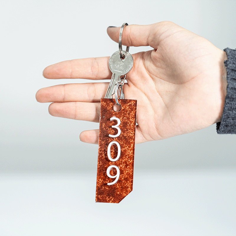 Portachiave numero camera con numeri in rilievo corten in plexiglass