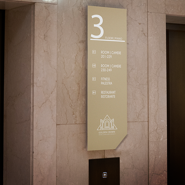 segnaletica direzionale posta al piano