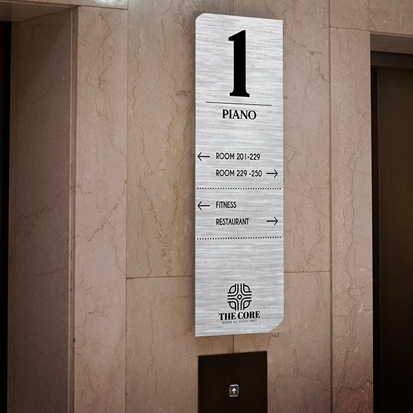 segnaletica direzionale posta al piano