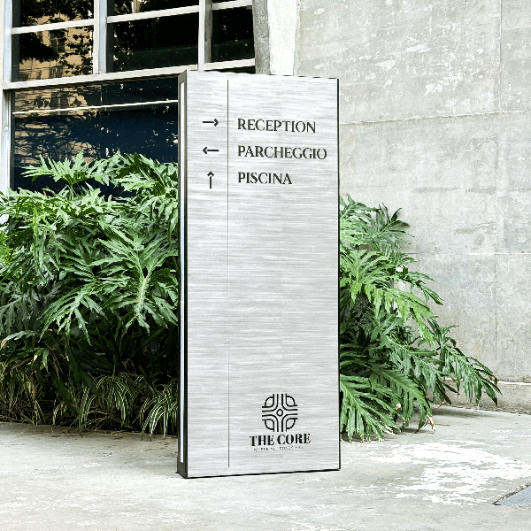 Totem segnaletico per hotel realizzato in plexiglass