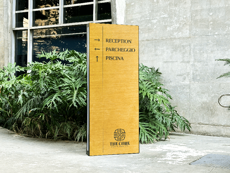 Totem segnaletico per hotel in plexiglass