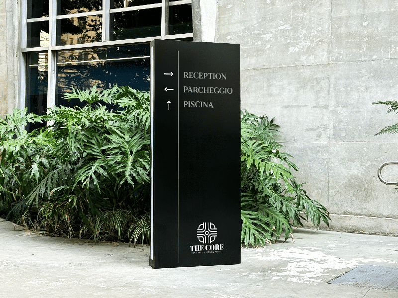 Totem segnaletico per hotel realizzato in plexiglass