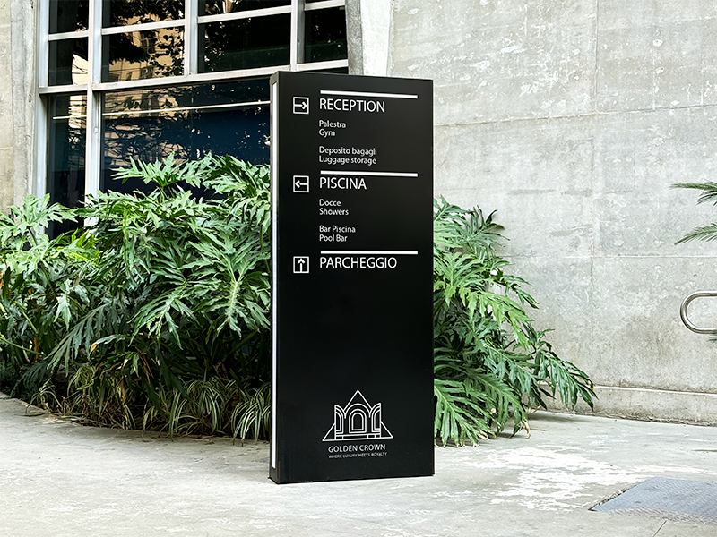 Totem seganletica per hotel realizzato in plexiglass